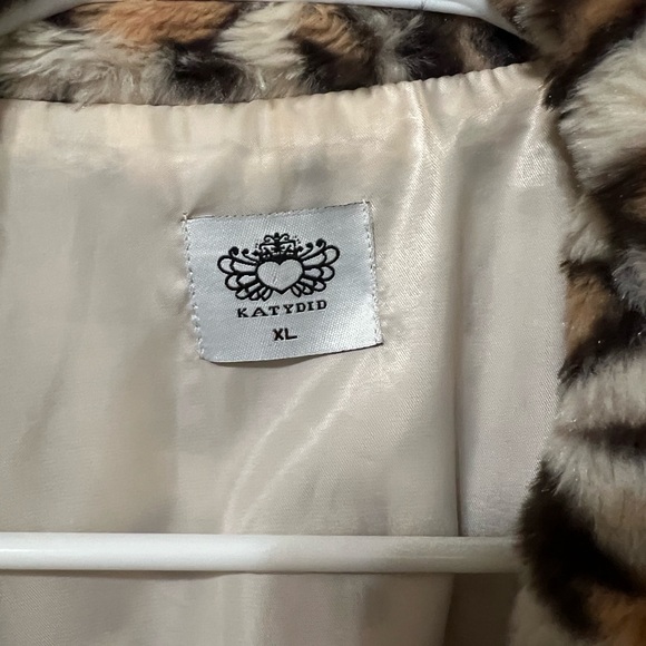 Animal Print Fleece Vest w/pockets - Picture 6 of 6